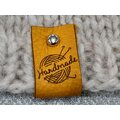 Nahkamerkki tappikiinnityksellä Lankakerä handmade okra nahka