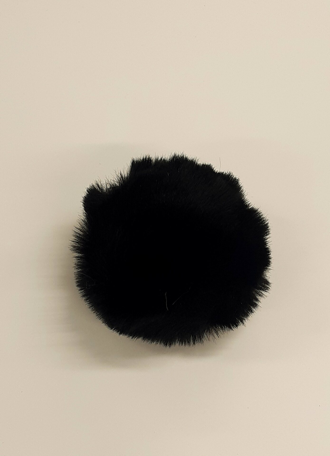 Pompons tupsu 8cm Musta