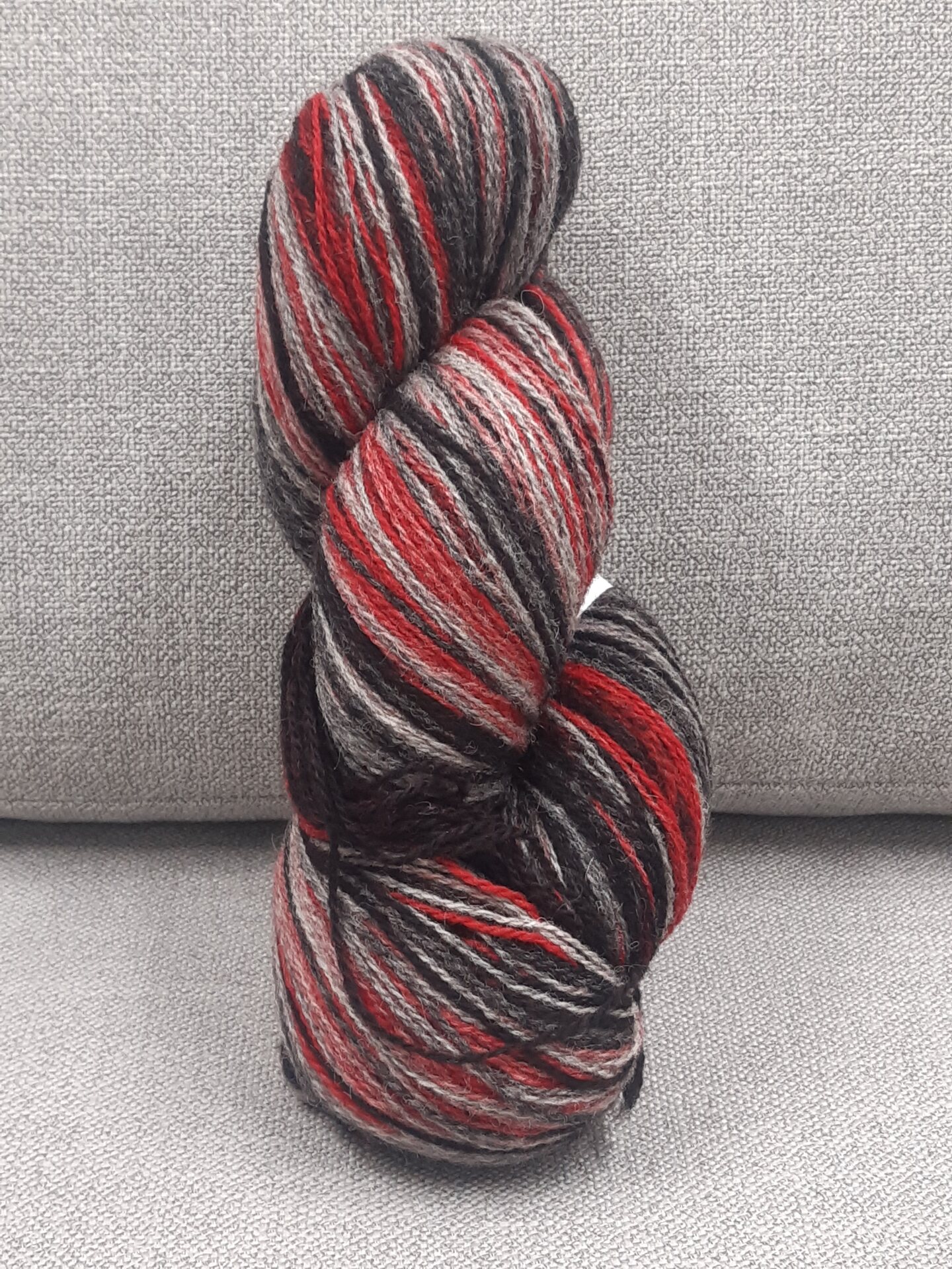 Aade Lõng Vironvilla 8/2 vyyhti monivärinen Red-grey-black n. 240g