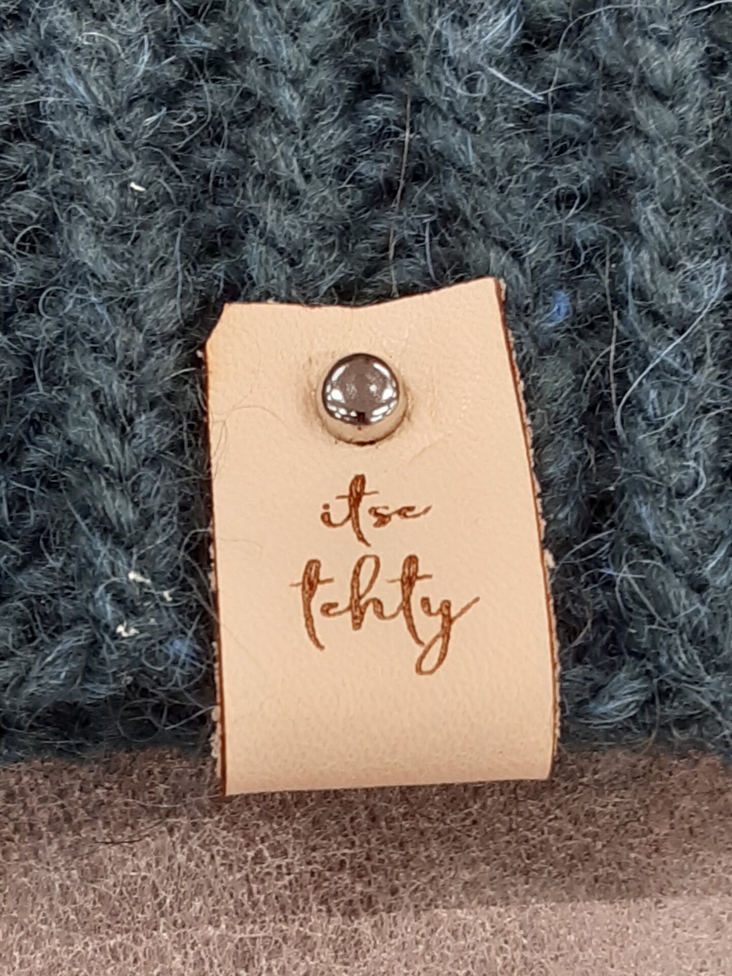 Nahkamerkki tappikiinnityksellä Itse tehty vaalea nahka