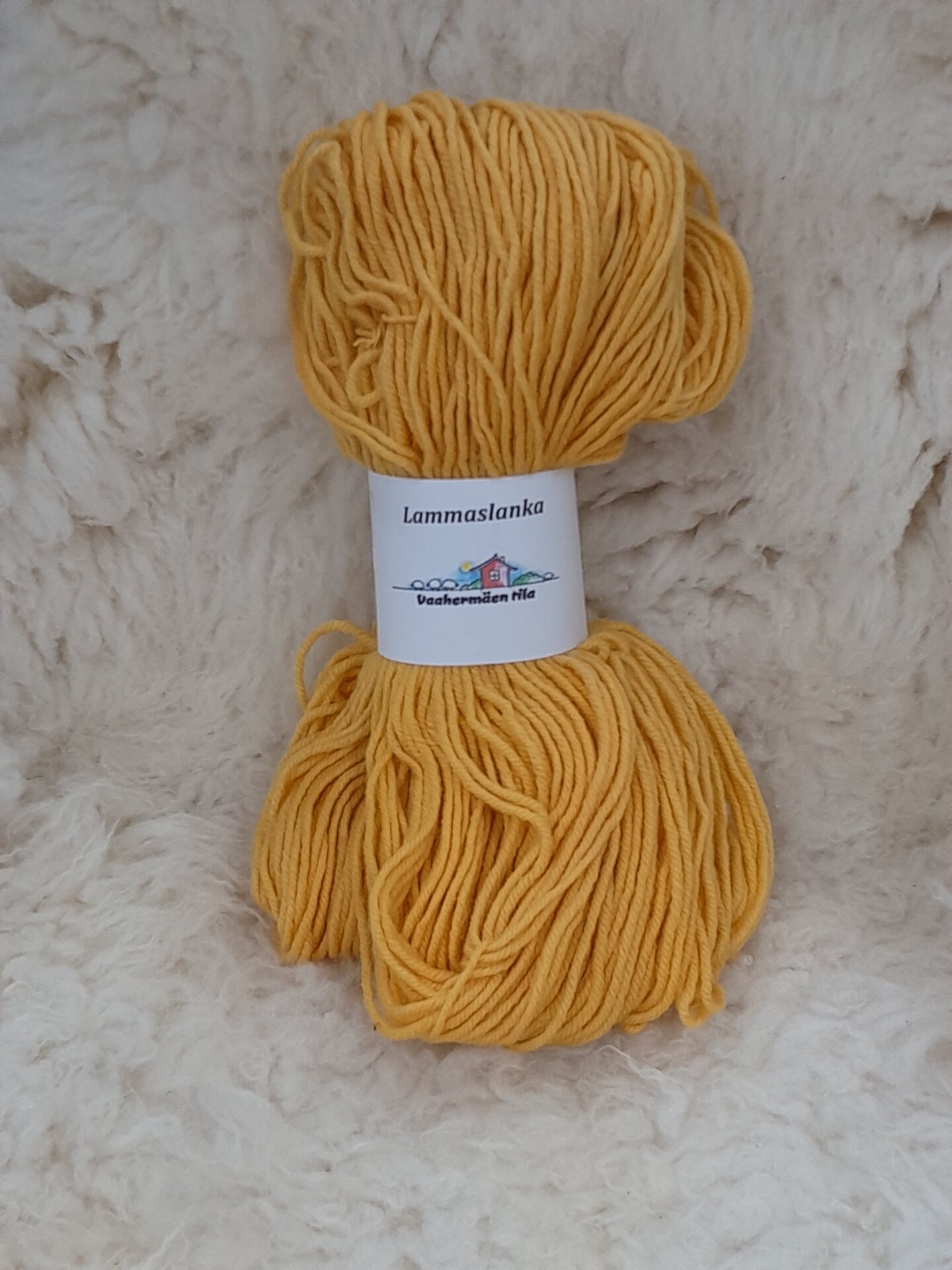 Kasvivärjätty kampalanka 110x4, 100g n. 210m Keltasipuli