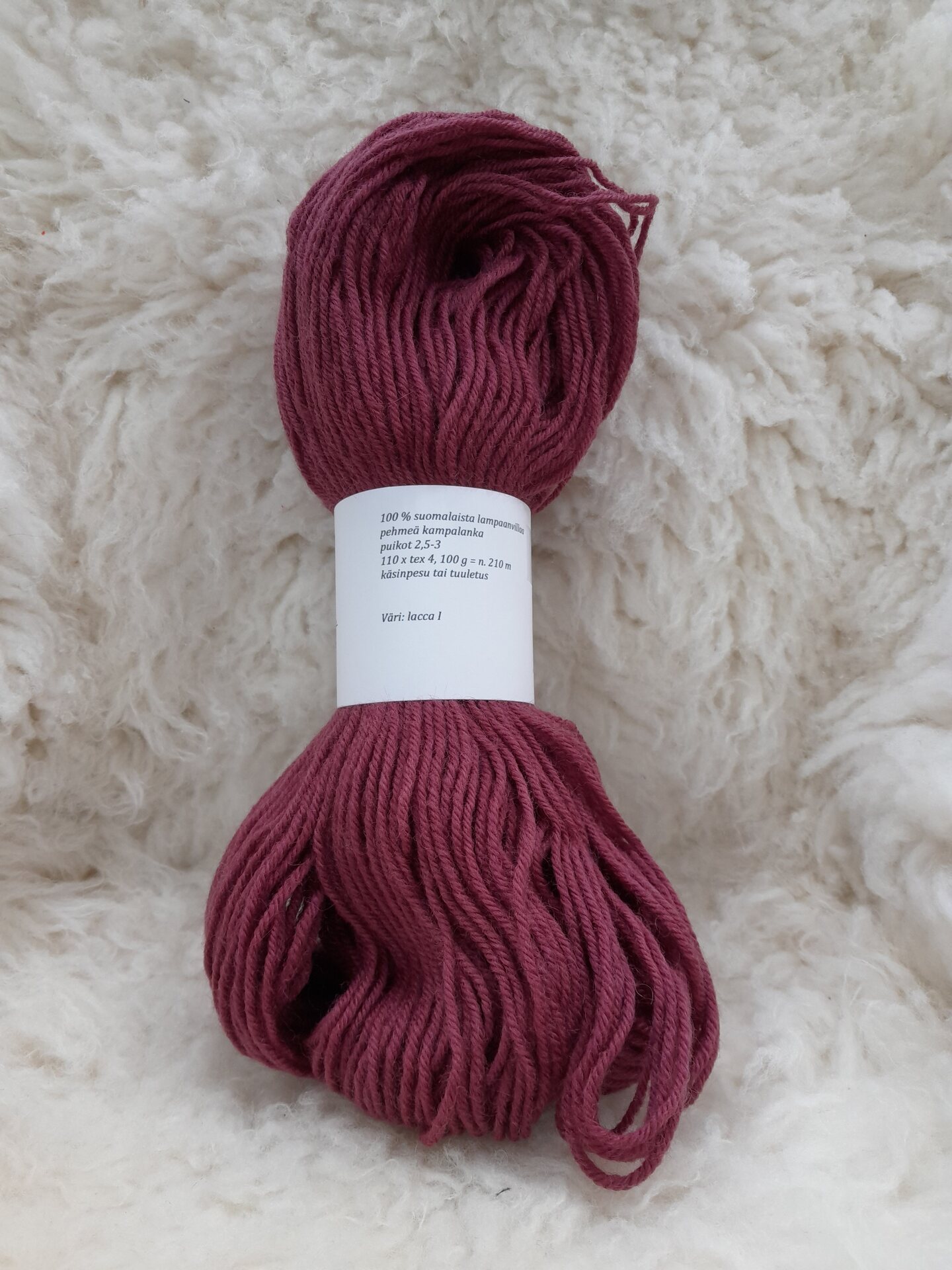 Kasvivärjätty kampalanka 110x4, 100g n. 210m Lacca