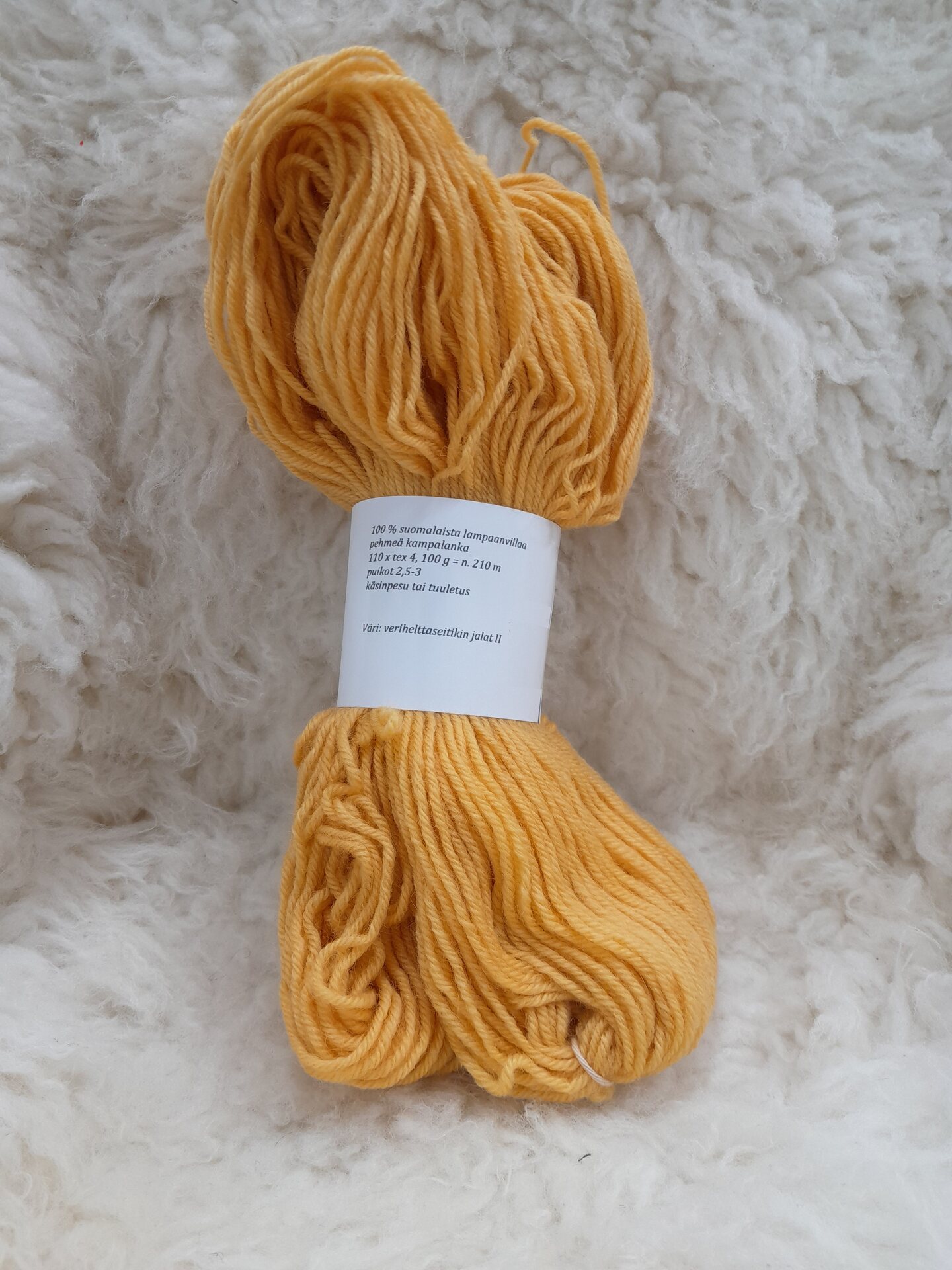 Kasvivärjätty kampalanka 110x4, 100g n. 210m Verihelttaseitikin jalat 2