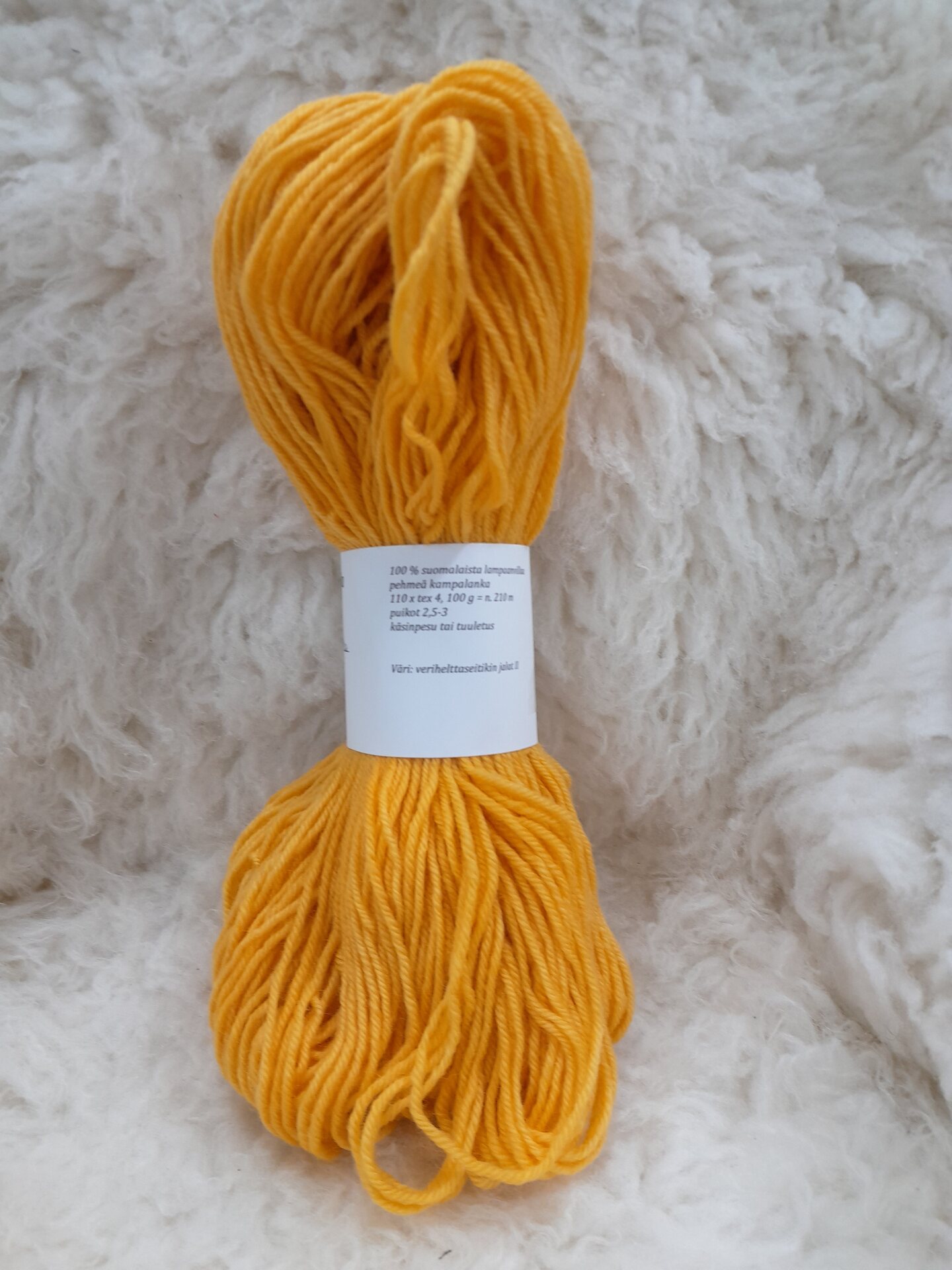 Kasvivärjätty kampalanka 110x4, 100g n. 210m Verihelttaseitikin jalat