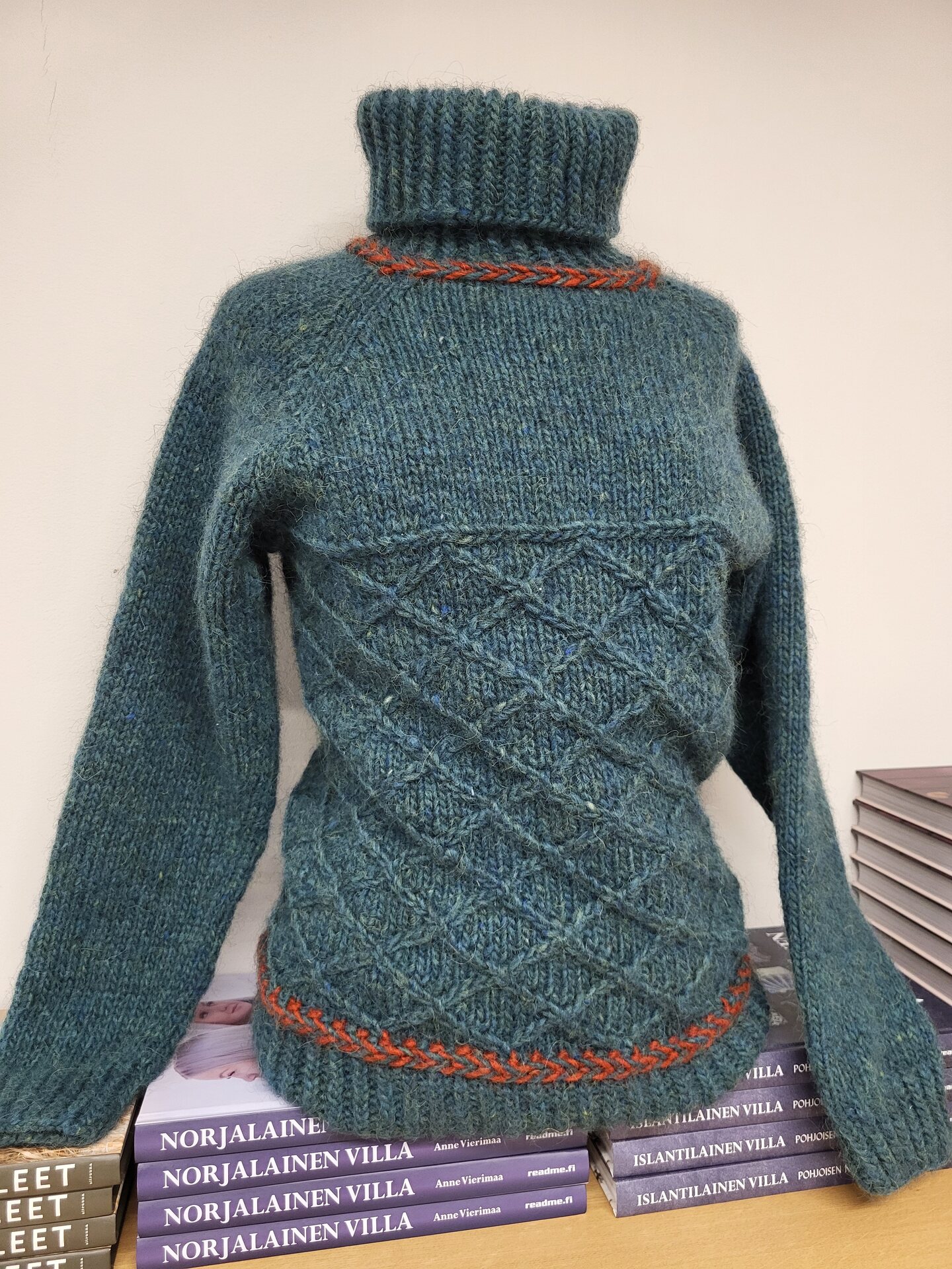 Koussa-neule M-koko, värit 9967 ja 1236