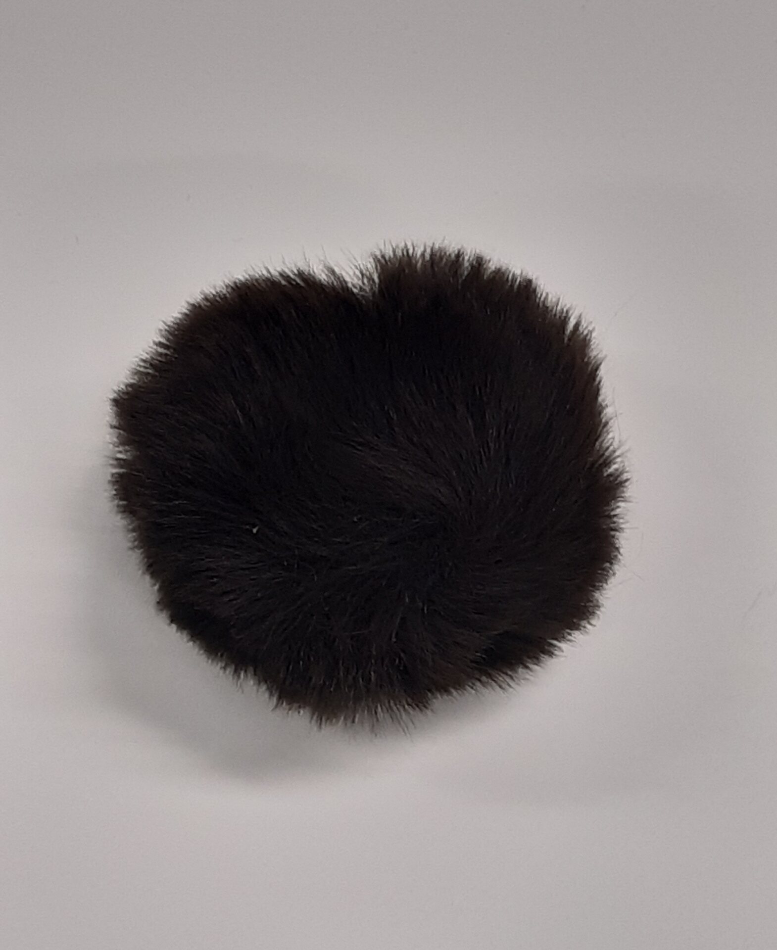 Pompons tupsu 8cm Tummanruskea