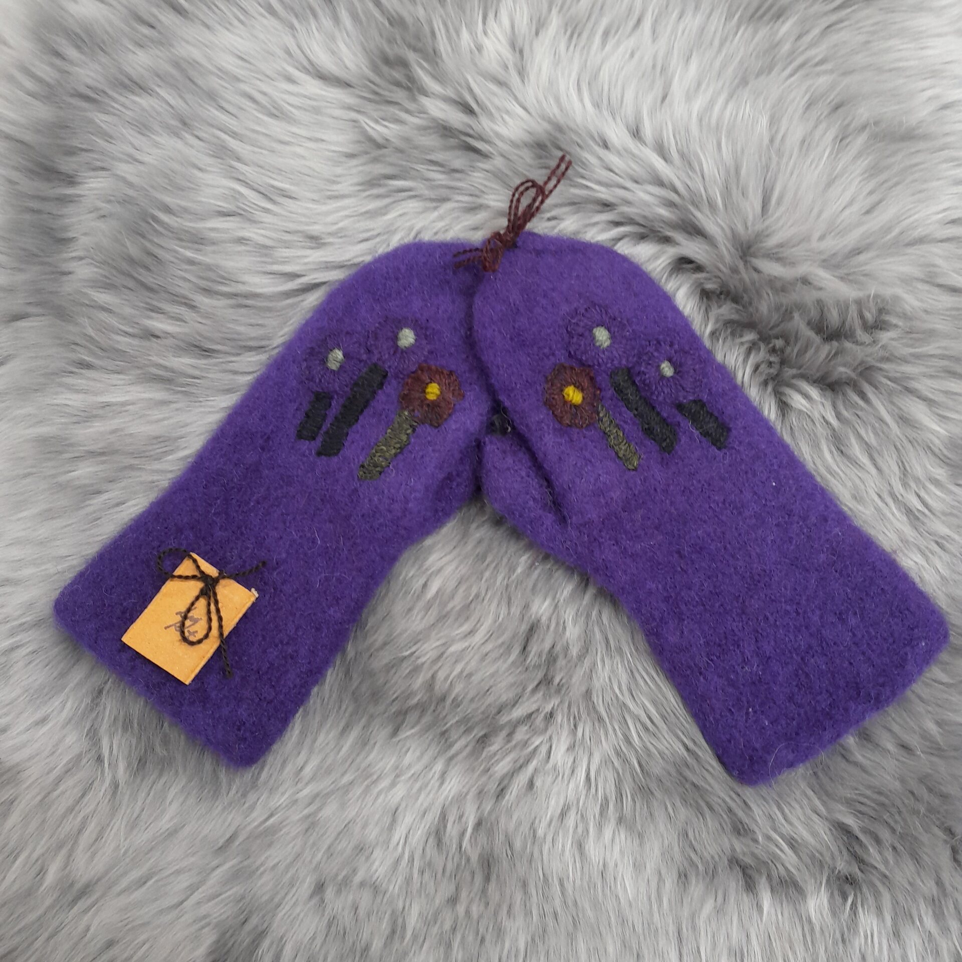 Tuula Tanner Vanutetut vanttuut kukkakirjailulla M