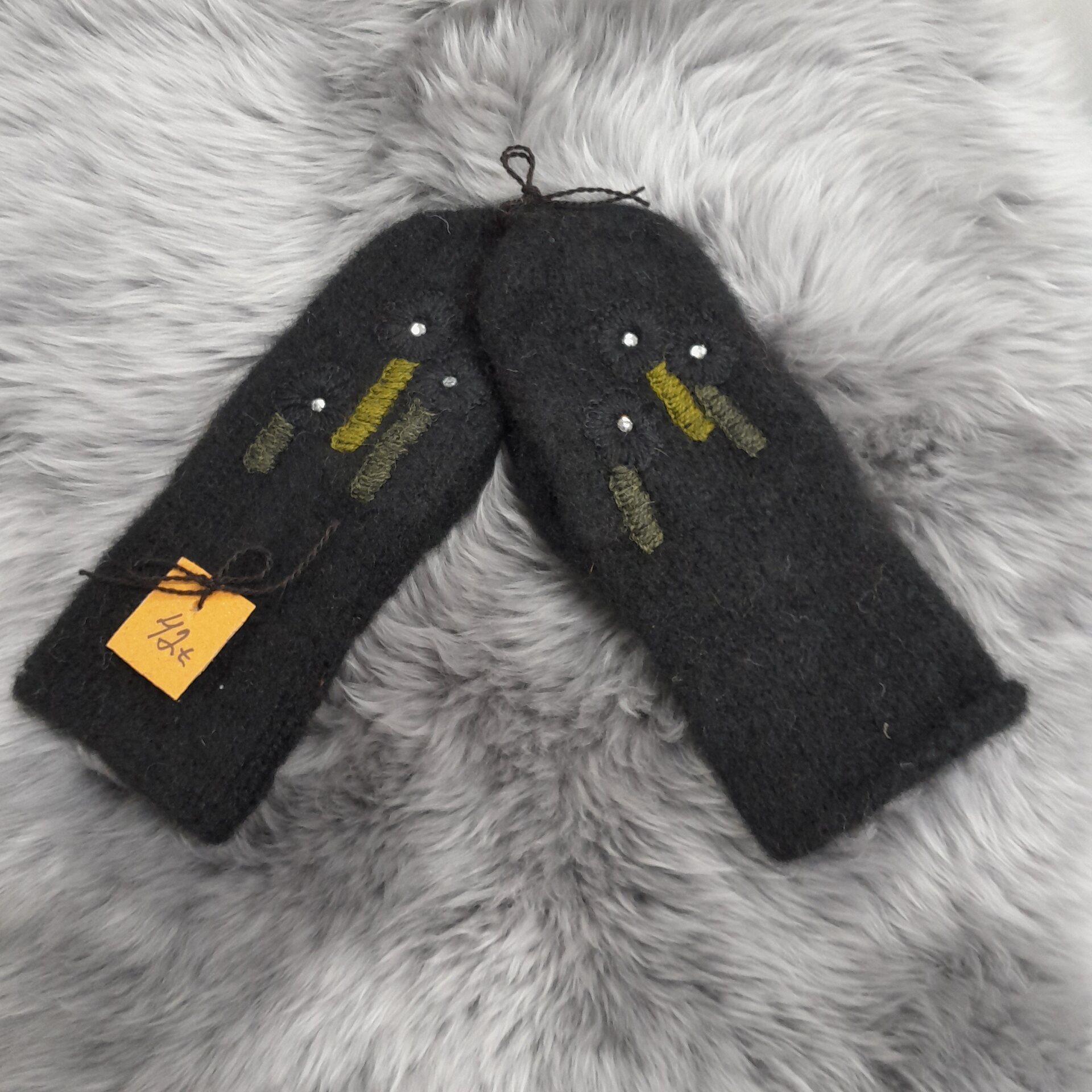 Tuula Tanner Vanutetut vanttuut kukkakirjailulla S