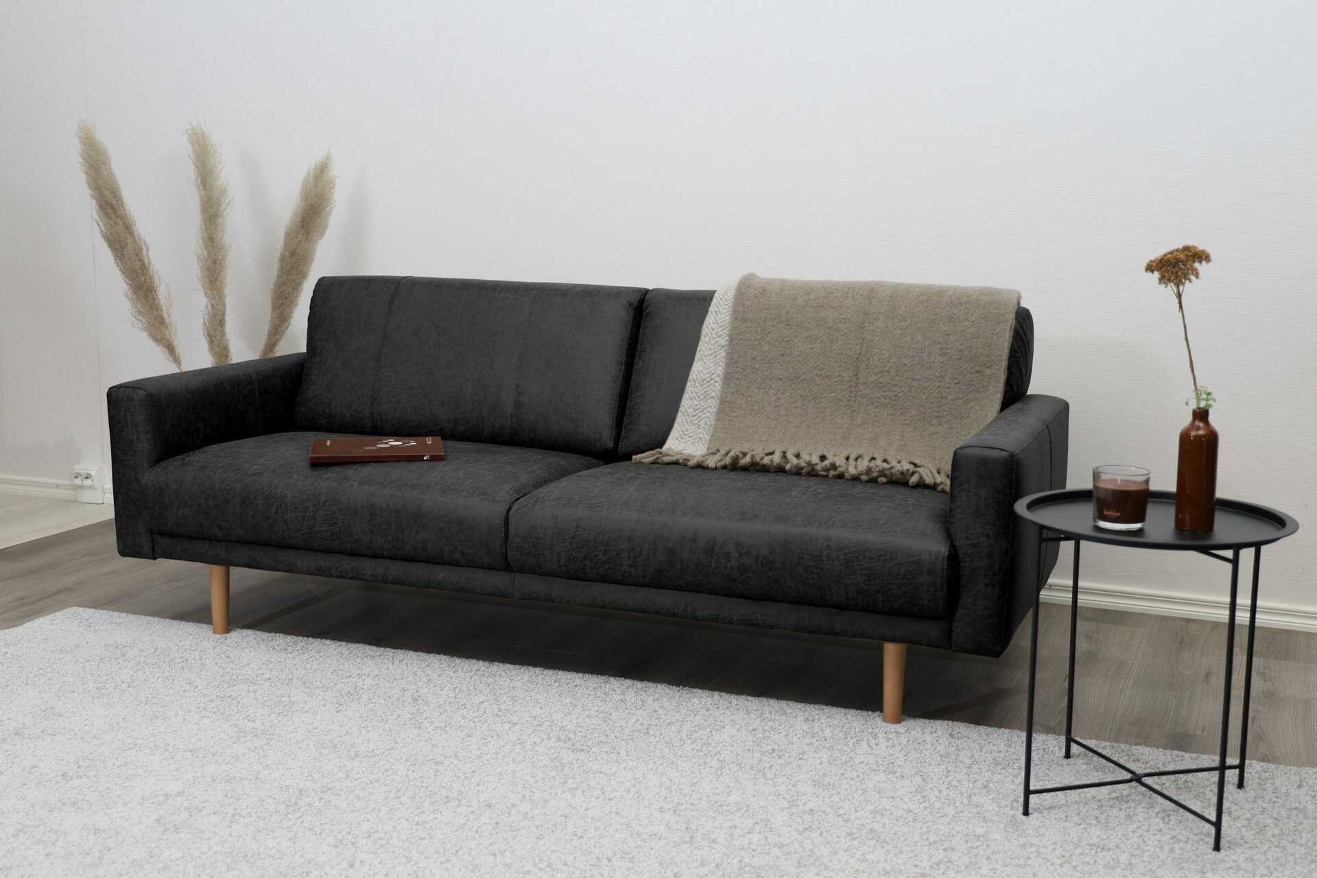 Huonekalukeidas-mallisto Hanko 3-istuttava sohva Vindis Musta