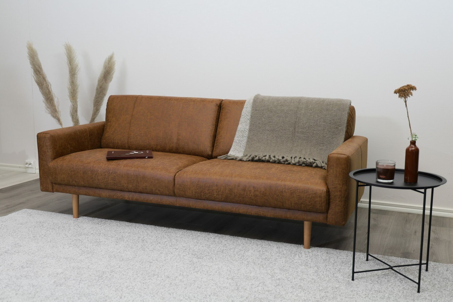 Huonekalukeidas-mallisto Hanko 3-istuttava sohva Vindis Konjakki