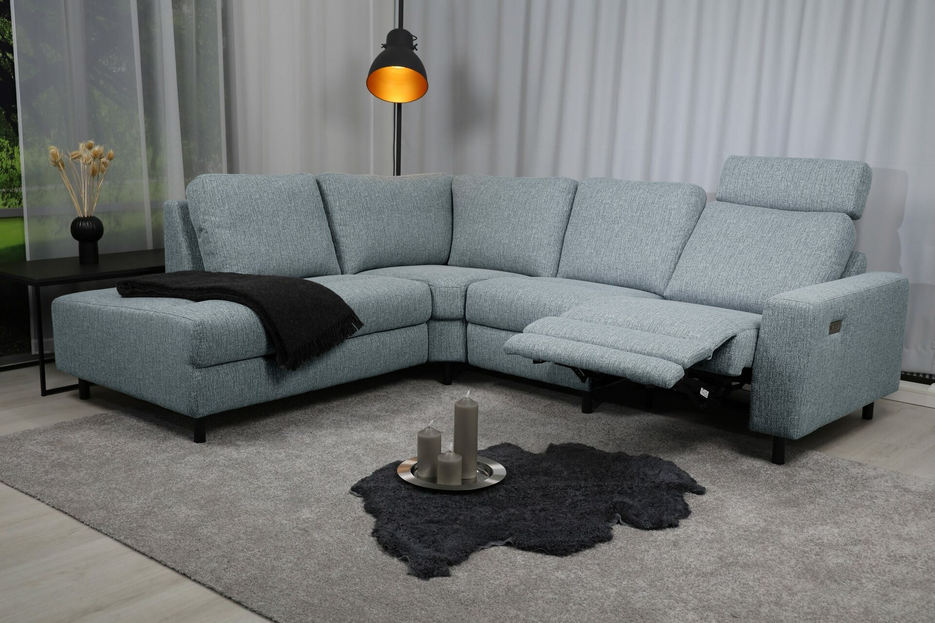 Huonekalukeidas-mallisto Muru avokulmasohva, sähkömekanismilla. ZOI-kangasverhoilu. Useita värejä. Zoi 13 Petrooli