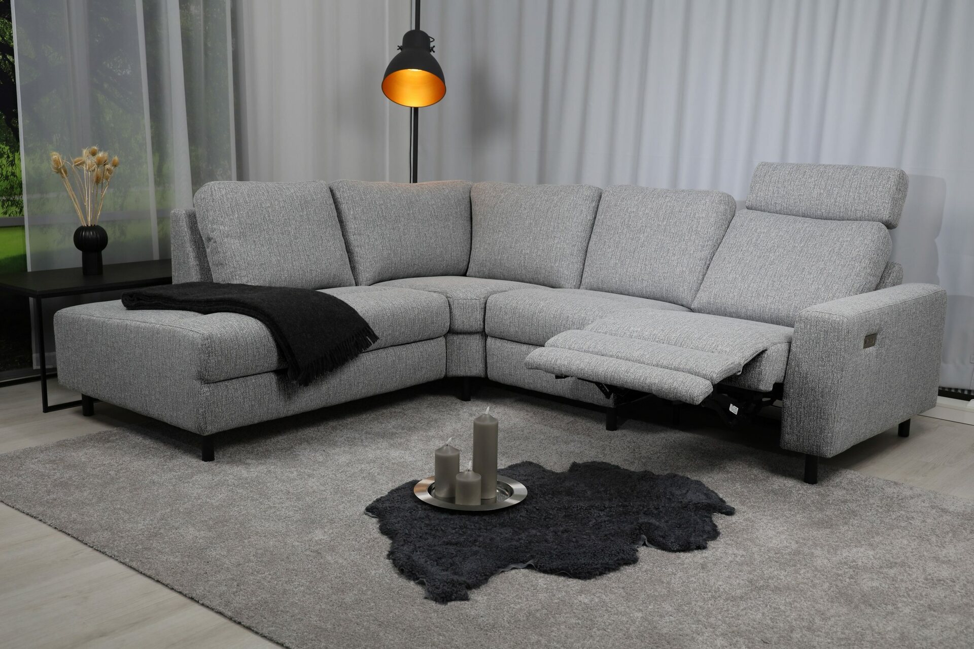 Huonekalukeidas-mallisto Muru avokulmasohva, sähkömekanismilla. ZOI-kangasverhoilu. Useita värejä. Zoi 12 Vaalea Harmaa