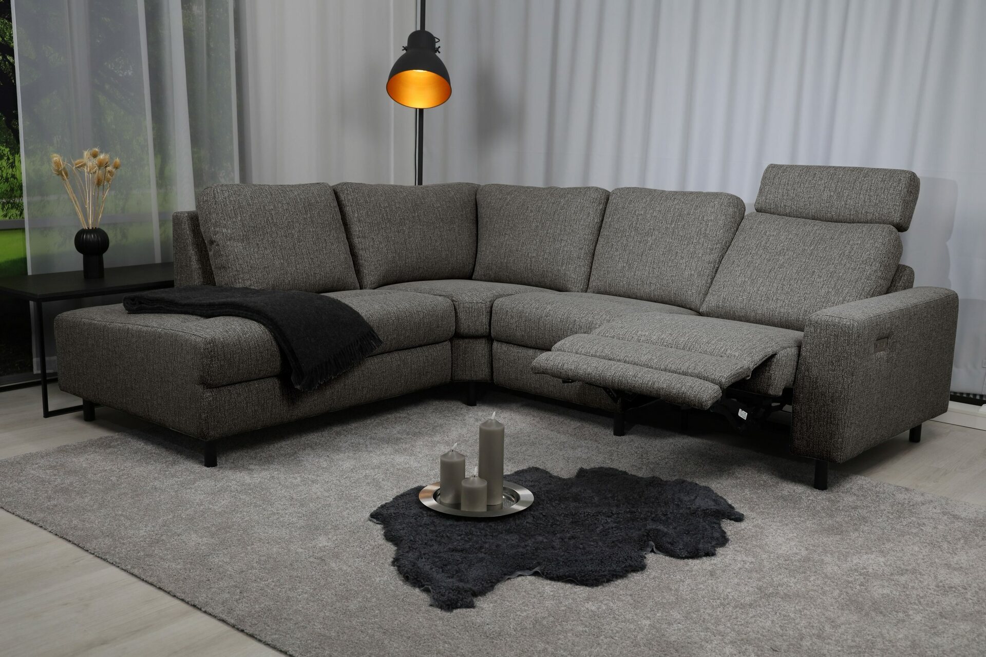 Huonekalukeidas-mallisto Muru avokulmasohva, sähkömekanismilla. ZOI-kangasverhoilu. Useita värejä. Zoi 06 Tumma Harmaa