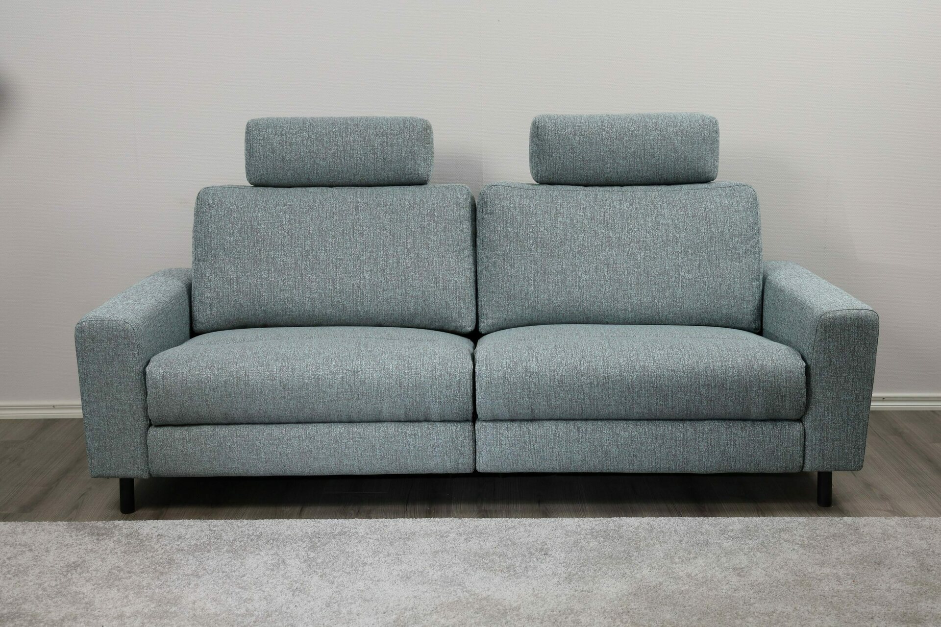 Huonekalukeidas-mallisto Muru 2-istuttava löhösohva, sähkömekanismilla. 166cm leveä. Zoi 13 Petrooli