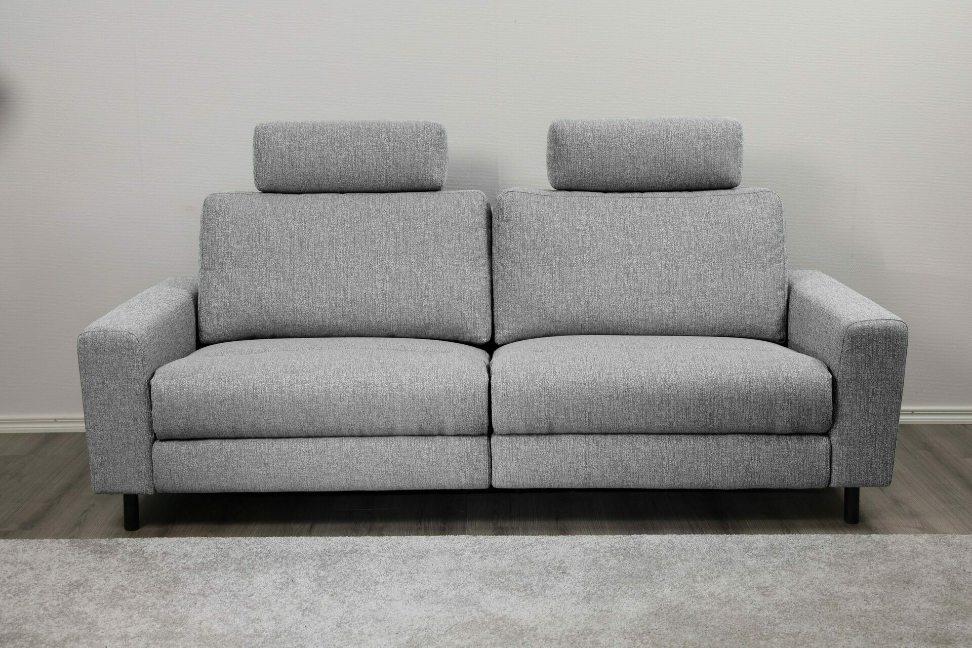 Huonekalukeidas-mallisto Muru 2-istuttava löhösohva, sähkömekanismilla. 166cm leveä. Zoi 12 Vaalea Harmaa