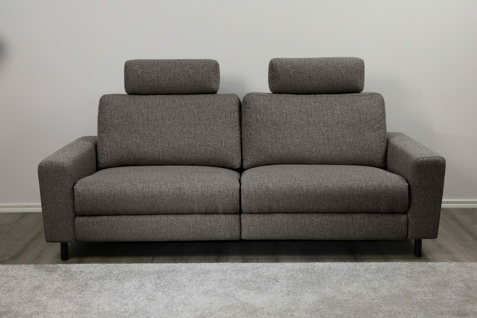 Huonekalukeidas-mallisto Muru 2-istuttava löhösohva, sähkömekanismilla. 166cm leveä. Zoi 06 Tumma Harmaa