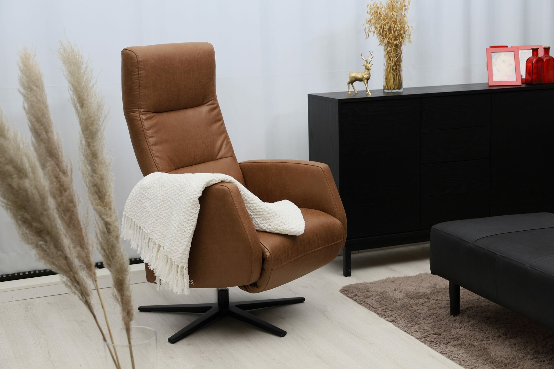 Huonekalukeidas-mallisto Hopper mekanismituoli kaasujousella Vindis Konjakin-ruskea