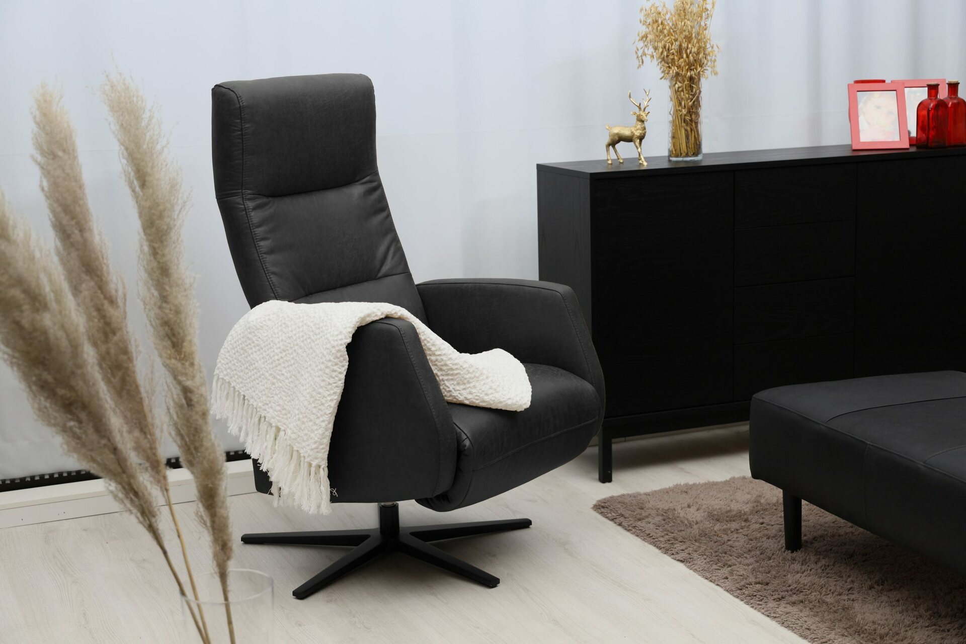 Huonekalukeidas-mallisto Hopper mekanismituoli kaasujousella Vindis Musta