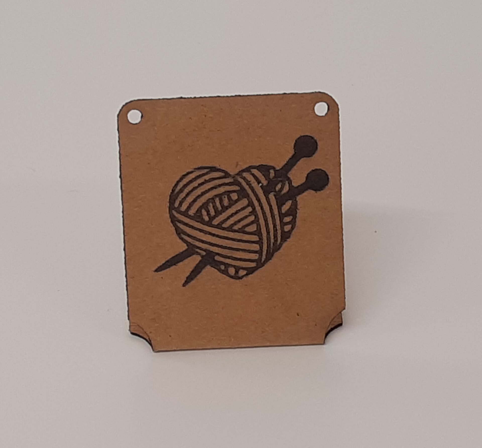 Nahkapaperimerkki taitettava lankasydän Kiinnitysreiät sydämen yläpuolella