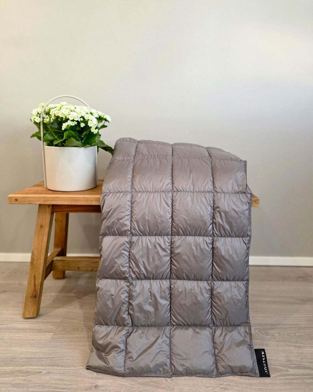 Joutsen Kulkuri torkkupeitto. 130x190 cm. Hopeapilvi