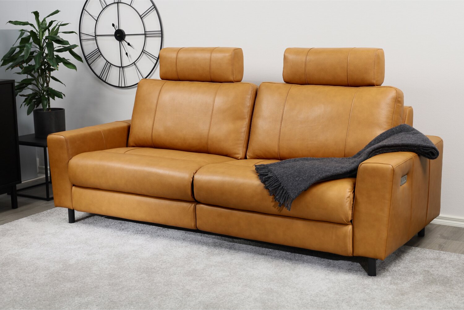 Huonekalukeidas-mallisto Muru 3-istuttava löhösohva, sähkömekanismilla ja semianiliini nahkaverhoilulla. 220cm leveä. Adria Cognac A0202