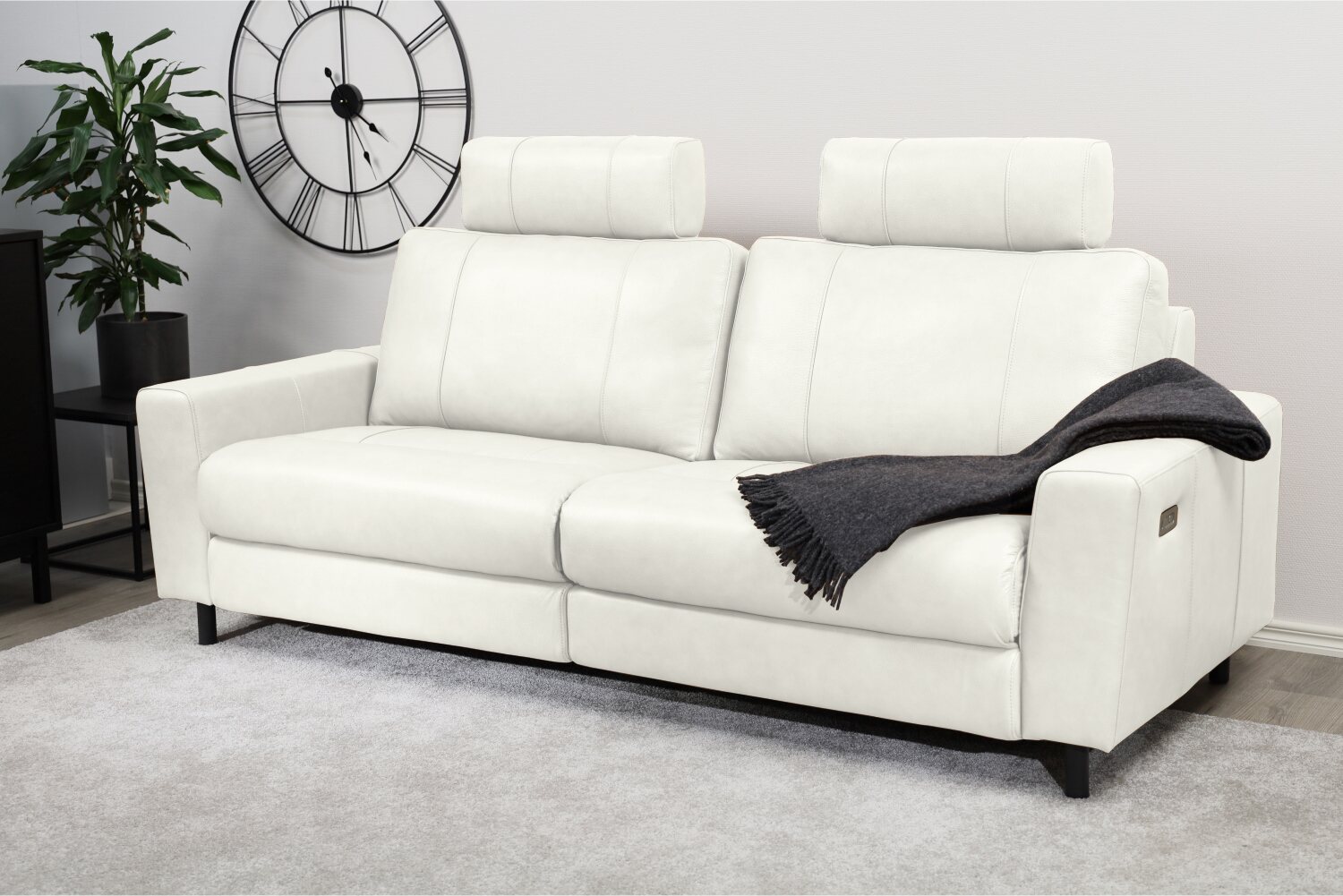 Huonekalukeidas-mallisto Muru 3-istuttava löhösohva, sähkömekanismilla ja semianiliini nahkaverhoilulla. 220cm leveä. Adria Snow White A0131