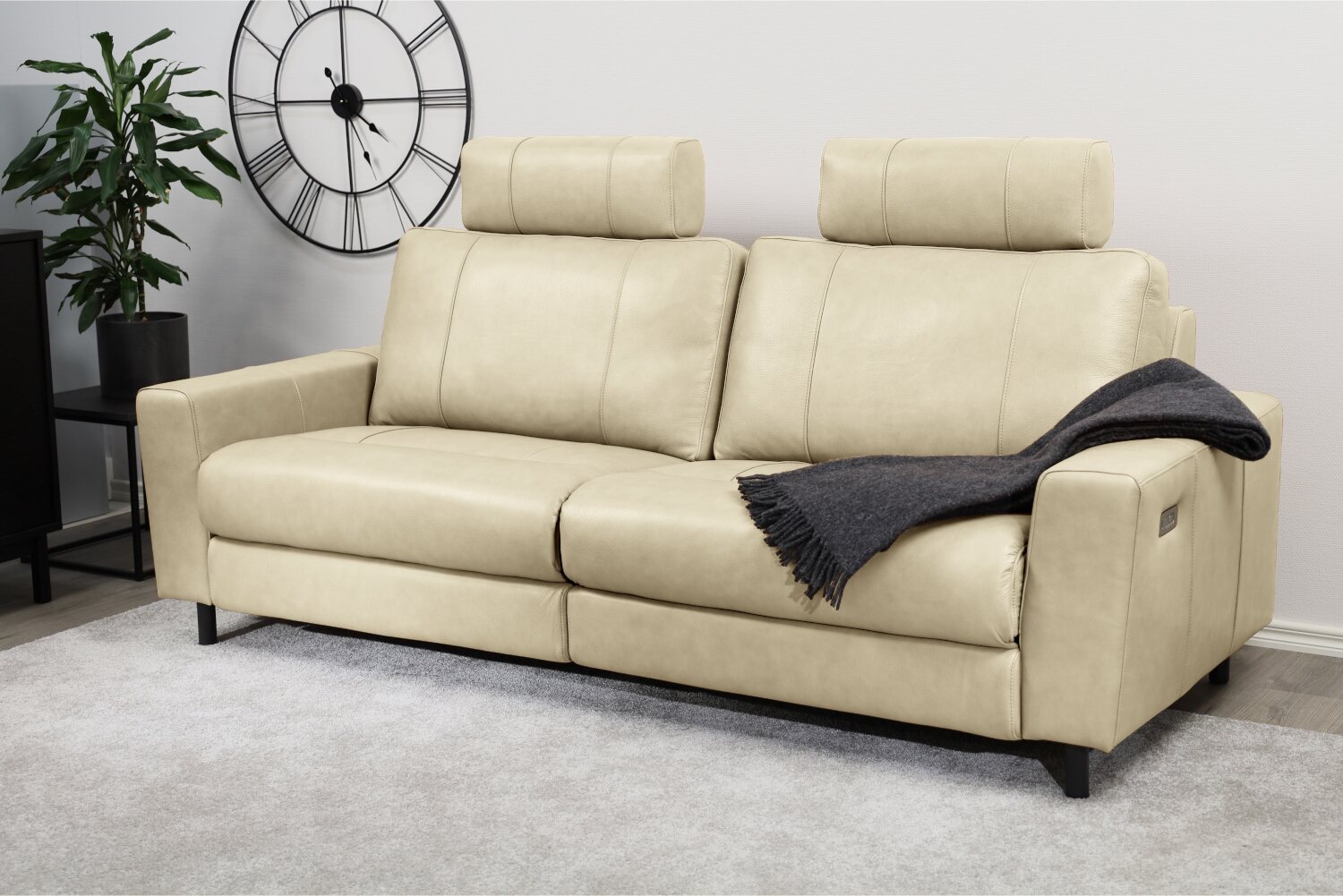 Huonekalukeidas-mallisto Muru 3-istuttava löhösohva, sähkömekanismilla ja semianiliini nahkaverhoilulla. 220cm leveä. Adria Cream A0231