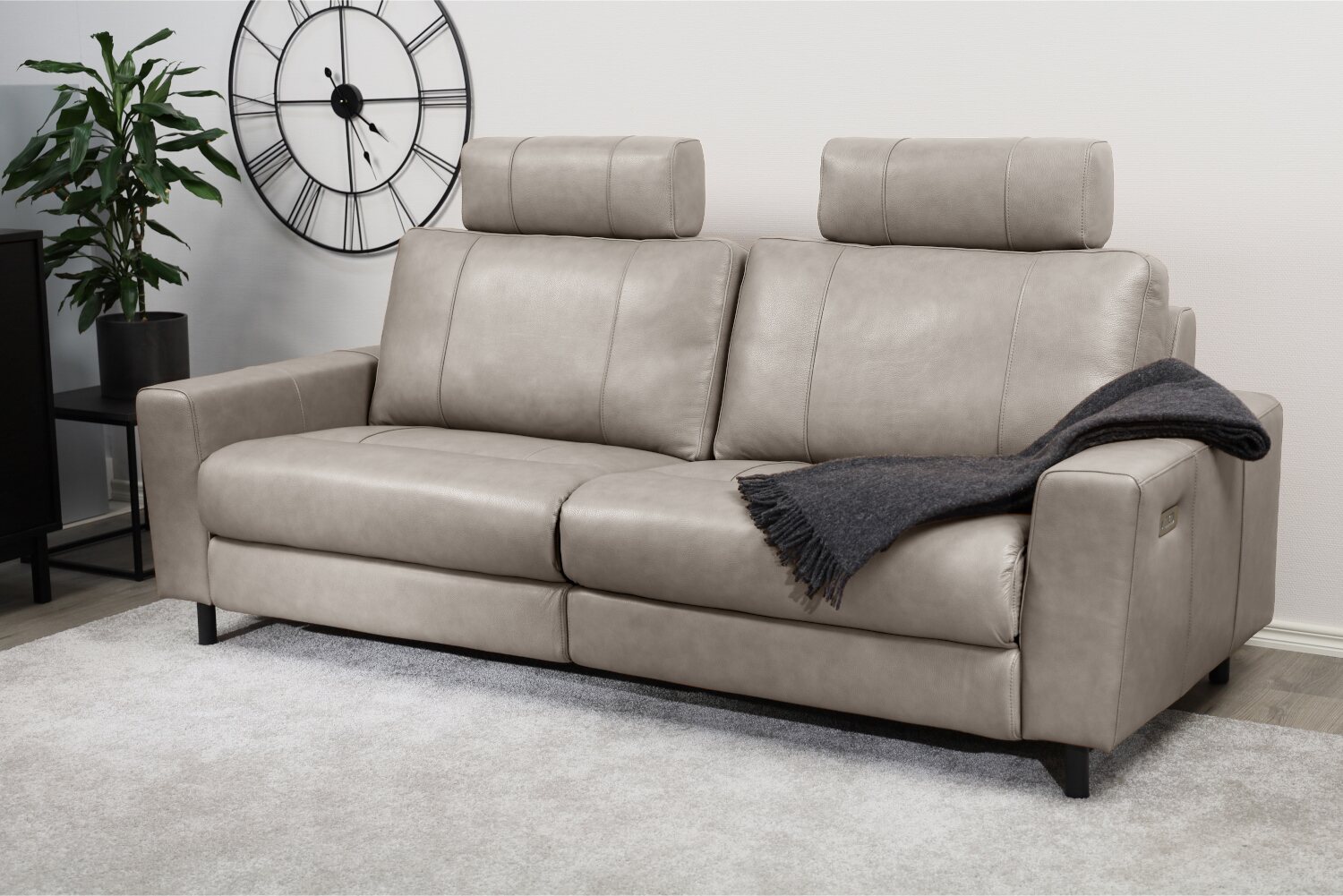 Huonekalukeidas-mallisto Muru 3-istuttava löhösohva, sähkömekanismilla ja semianiliini nahkaverhoilulla. 220cm leveä. Adria Light Gray A0500