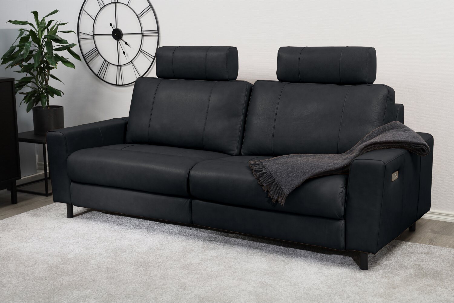 Huonekalukeidas-mallisto Muru 3-istuttava löhösohva, sähkömekanismilla ja semianiliini nahkaverhoilulla. 220cm leveä. Adria Black A0100