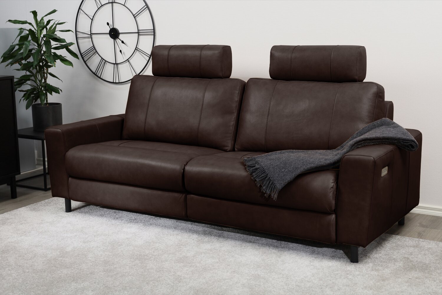 Huonekalukeidas-mallisto Muru 3-istuttava löhösohva, sähkömekanismilla ja semianiliini nahkaverhoilulla. 220cm leveä. Adria Dark Brown A03100