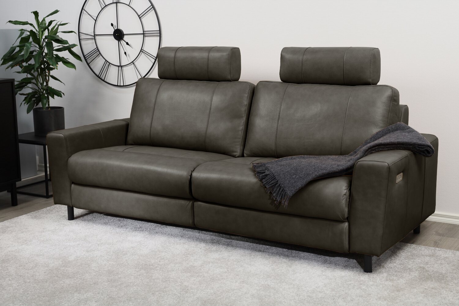 Huonekalukeidas-mallisto Muru 3-istuttava löhösohva, sähkömekanismilla ja semianiliini nahkaverhoilulla. 220cm leveä. Adria Dark Grey A0510