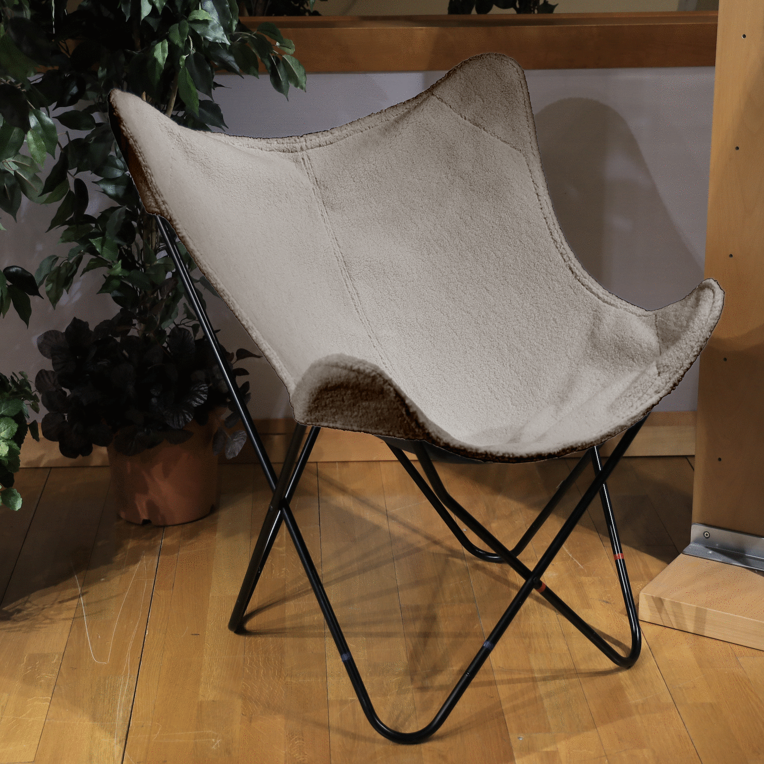 Huonekalukeidas-mallisto Lepakkotuolin runko ja päällinen Lauritzon’s Poodle kankaalla. Poodle Linen