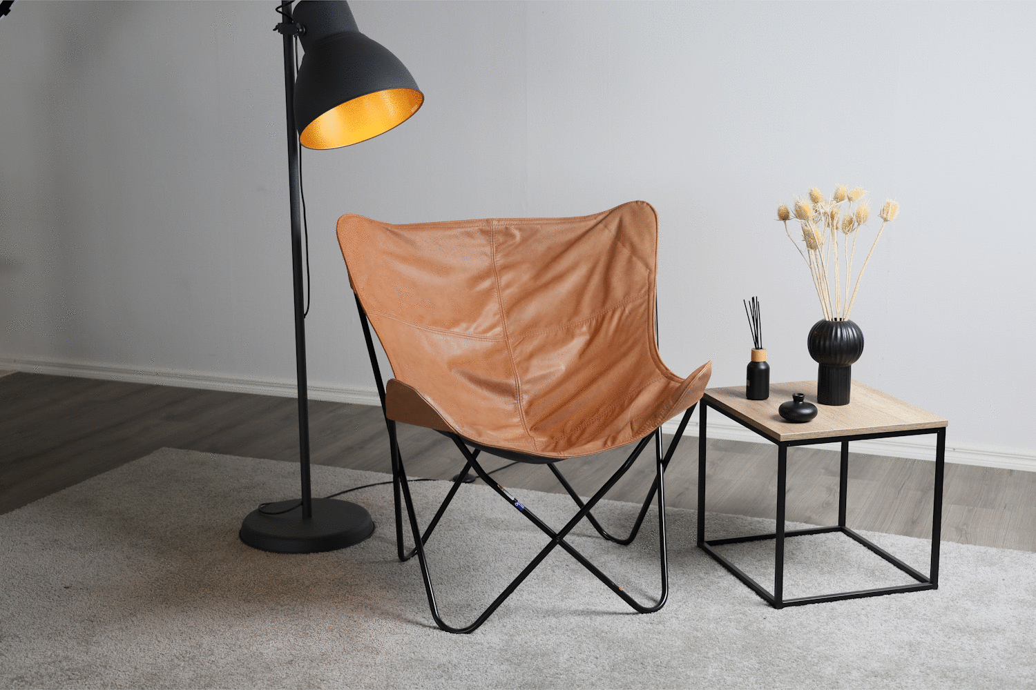 Huonekalukeidas-mallisto Varax Lepakkotuolin runko ja kokonahka päällinen. Lapikas 2