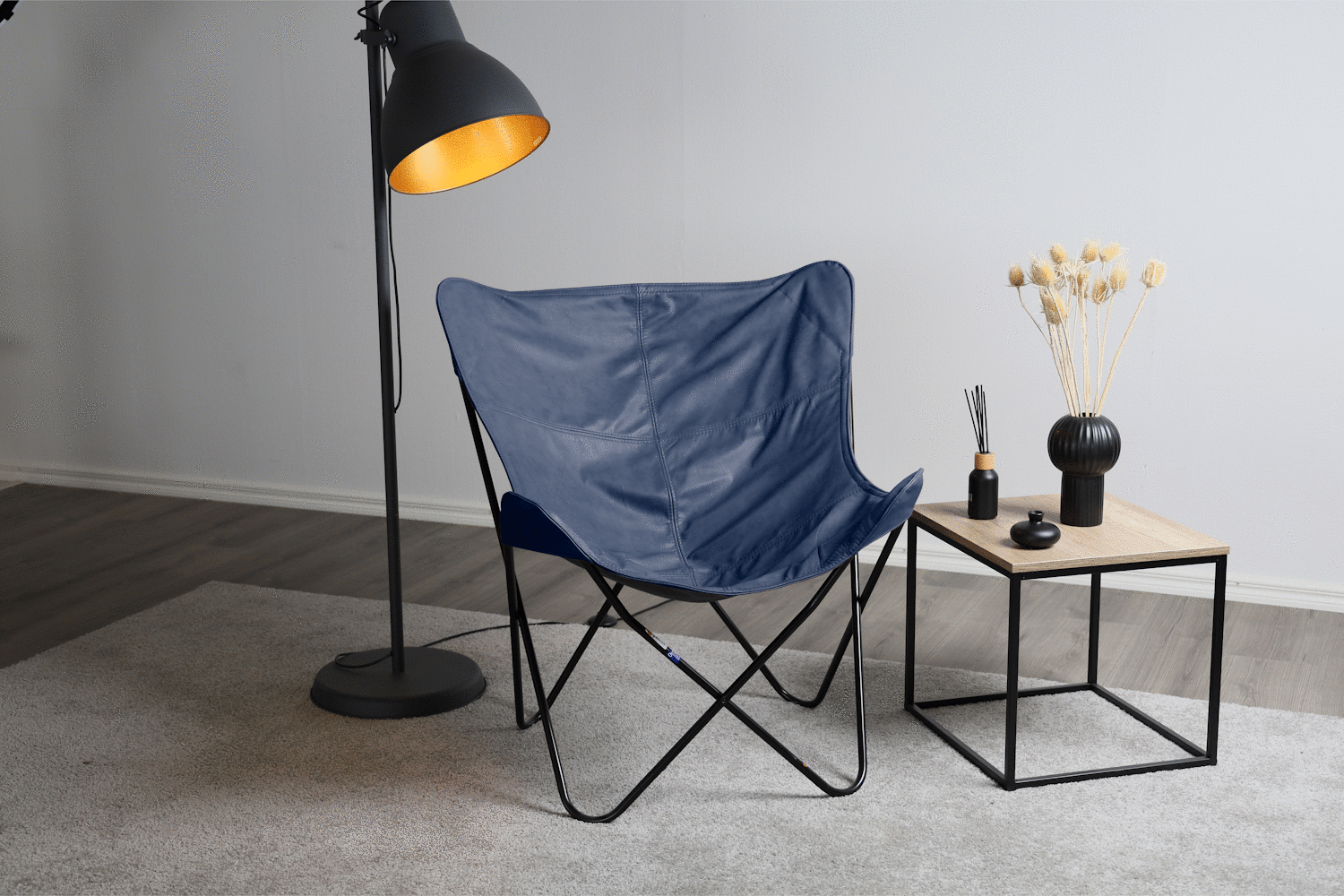 Huonekalukeidas-mallisto Varax Lepakkotuolin runko ja kokonahka päällinen. Sininen 1