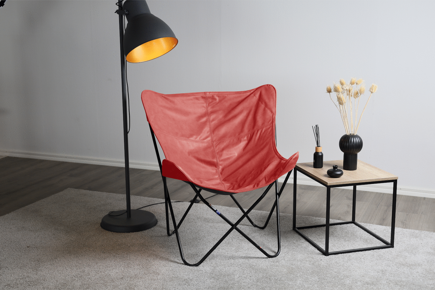 Huonekalukeidas-mallisto Varax Lepakkotuolin runko ja kokonahka päällinen. Vaaleanpunainen 3