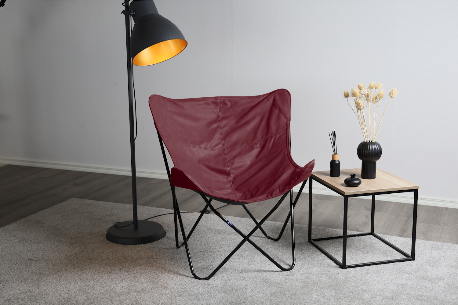 Huonekalukeidas-mallisto Varax Lepakkotuolin runko ja kokonahka päällinen. Viininpunainen 5