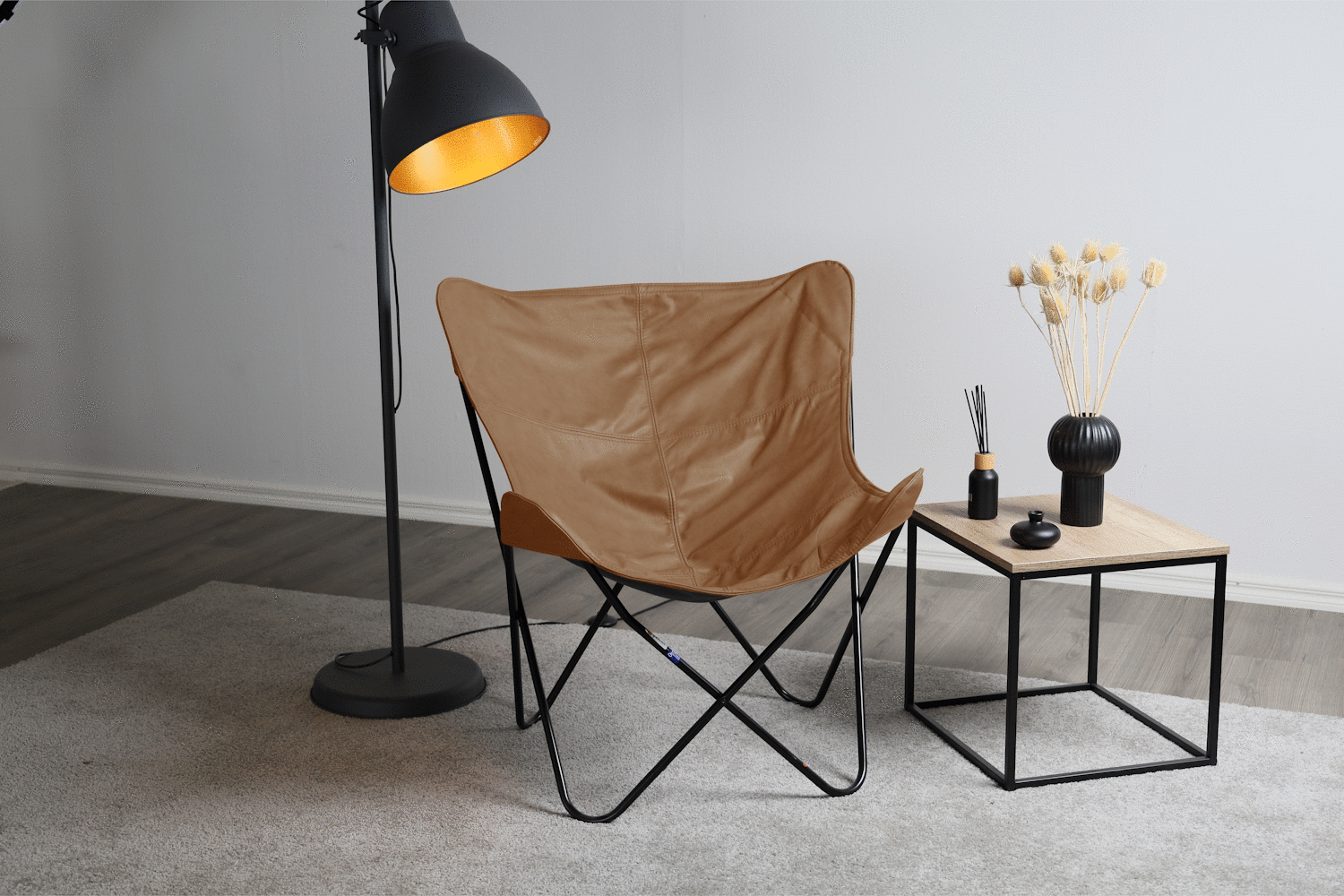 Huonekalukeidas-mallisto Varax Lepakkotuolin runko ja kokonahka päällinen. Toffee 4