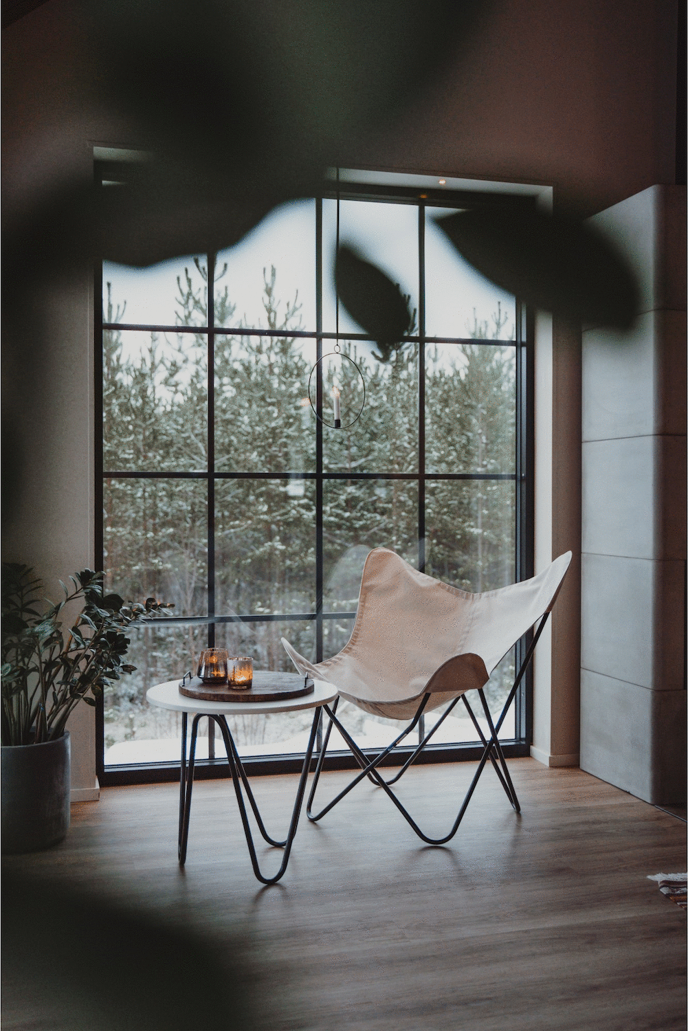 Huonekalukeidas-mallisto Varax lepakkotuolin runko ja tekstiili päällinen. Kolme väriä. Beige