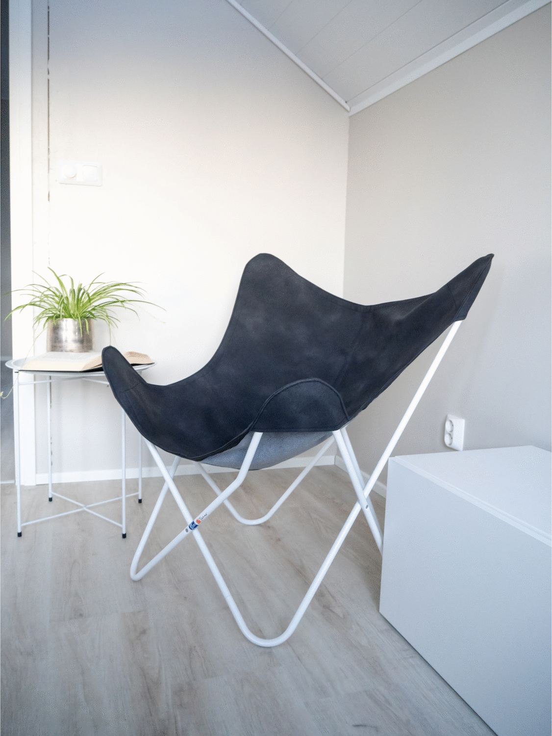 Huonekalukeidas-mallisto Varax lepakkotuolin runko ja keinonahka päällinen. Musta nahkajäljitelmä